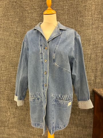 BRUNO ST HILAIRE   Veste en jean, fermeture à boutons. Tailles : ...