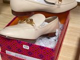 deux paires de chaussures dans une boîte posée sur une table