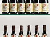 Plusieurs bouteilles de vin sont alignées sur une étagère en verre