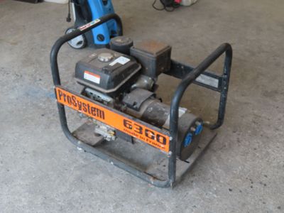 une machine posée sur le sol dans le garage