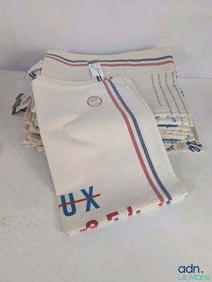 les serviettes sont empilées les unes sur les autres sur une table