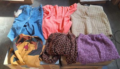 96 / Lot de 107 kg de vêtements, chaussures et accesso… - Photo 1