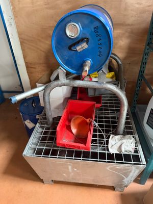 une petite machine dans laquelle se trouve un seau rouge