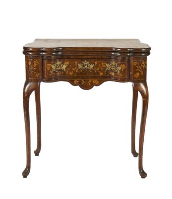 une vieille table en bois avec un plateau en marbre et des tiroirs