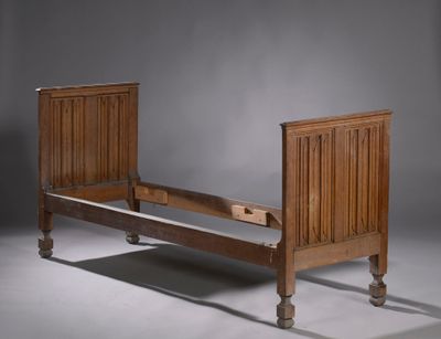 un lit avec une tête et un pied de lit en bois