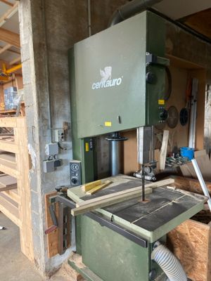 une machine posée sur une table dans une pièce