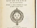 un vieux livre sur lequel figure l'image d'une couronne