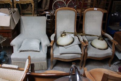 trois chaises assises l'une à côté de l'autre dans une pièce