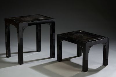 Deux tables basses en bois laqué noir à décor dans le goût d…