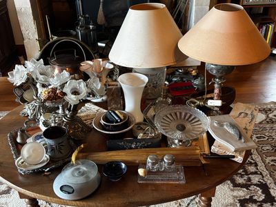 une table basse sur laquelle sont posés de nombreux objets