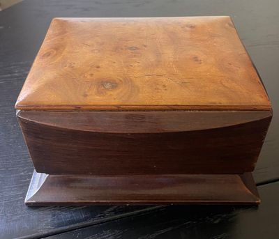 une boîte en bois posée sur une table