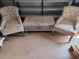 deux chaises et une table basse dans une pièce