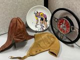 un chapeau, une assiette et une horloge posés sur une table