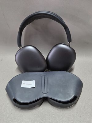 une image représentant un casque audio posé sur un étui