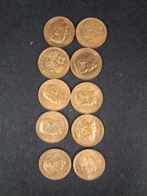 gros plan d'un paquet de pièces de monnaie sur une table