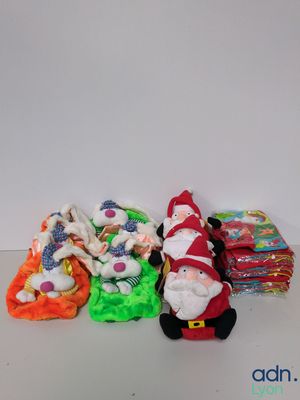 tout un tas de petits jouets posés sur une table