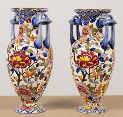 deux vases ornés de motifs floraux, posés sur une table