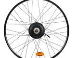 une roue de vélo noire sur laquelle est collé un autocollant jaune
