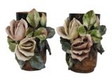 deux vases ornés de fleurs sur fond blanc