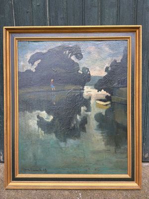 une peinture à l'huile représentant un bateau sur un plan d'eau, avec une montagne en arrière-plan