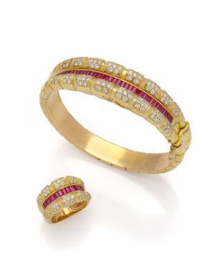une paire de bracelets et une bague sertis de rubis et de diamants
