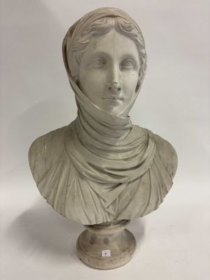 buste en marbre représentant une femme portant un foulard