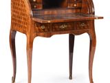un bureau ancien avec un plateau à damier et deux tiroirs