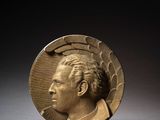 un gros plan d'une médaille d'or sur laquelle figure le visage d'un homme