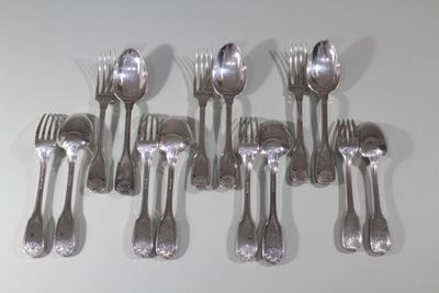 beaucoup de fourchettes et de cuillères sur la table