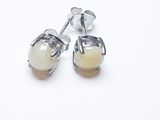 boucles d'oreilles à clous plaquées argent, ornées de perles de verre blanches sur fond blanc