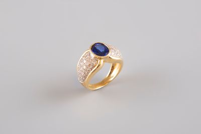 Bague en or jaune 18K 750°/°°, poinçon hibou, sertie en son …