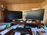 un bureau avec deux écrans et un clavier posé devant