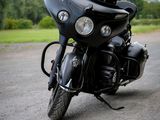 une moto garée sur le côté de la route