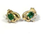 une image d'une paire de boucles d'oreilles en émeraude et diamant