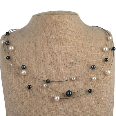 un mannequin portant un collier de perles