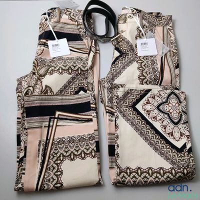 un pantalon et une ceinture posés sur une table