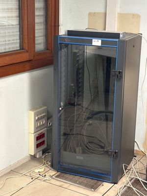 une armoire métallique dans un coin de la pièce, avec des fils