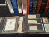 un grand nombre de livres posés sur une table