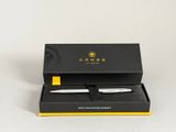 un gros plan d'une boîte contenant un stylo