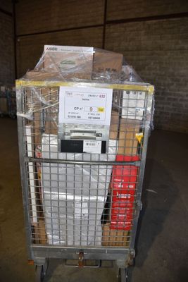 un chariot métallique sur lequel sont empilées de nombreuses boîtes