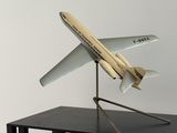 une maquette d'avion posée sur une table