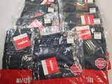 plusieurs paires de jeans pour homme, emballées dans des sacs en plastique, posées sur une table