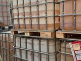 une grande pile de conteneurs posée sur une palette