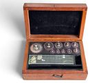 une petite boîte en bois contenant des pièces de monnaie