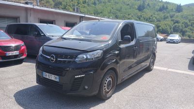 une camionnette noire garée dans un parking