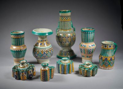 de nombreux vases différents posés sur une table