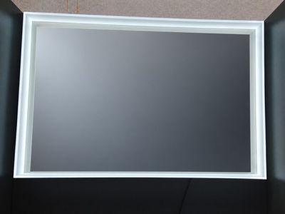 la photo d'une photo d'un miroir dans une boîte