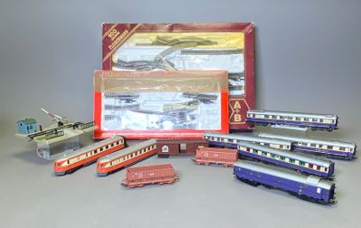 une boîte de petits trains posée à côté d'une autre boîte de petits trains