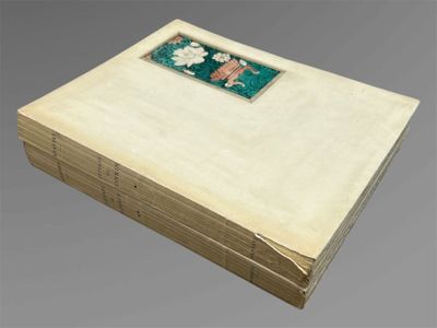 une pile de livres sur laquelle figure la photo d'une femme