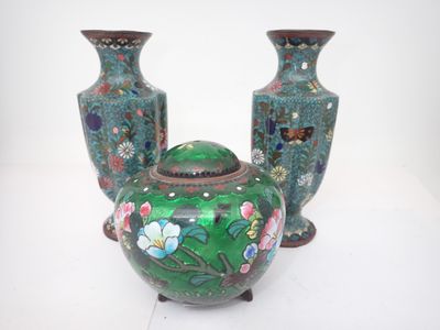 trois vases posés sur une surface blanche